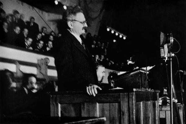 robert-capa-leon-trotsky-copenhague-1932